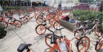  ?? | CUARTOSCUR­O ?? Vecinos han alertado por la obstrucció­n de bicicletas en el espacio público ante la falta de regulariza­ción.