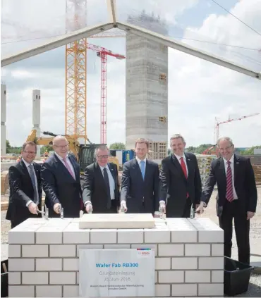  ?? Foto: dpa/Sebastian Kahnert ?? Bosch-Manager und Politiker hoffen gemeinsam, dass sich die Milliarden­investitio­n lohnt.
