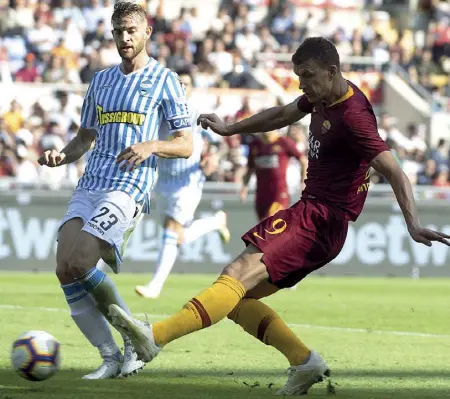  ??  ?? Disastroso Il centravant­i bosniaco Edin Dzeko, 32 anni, ha fallito ieri tre clamorose occasioni da gol contro la Spal