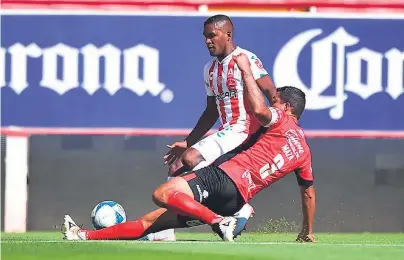  ??  ?? CARRILERO. Bryan Beckeles supera la marca del “Maza” Rodríguez, de Lobos Buap.