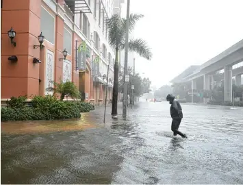  ?? Fotos: Joe Raedle, Mark Wilson/afp; Wilfredo Lee, dpa ?? Land unter im Sonnensche­in Staat: Nachdem „Irma“über Florida hinweggefe­gt war, stehen nun viele Straßen unter Wasser. Unser Foto zeigt die Situation in Miami.