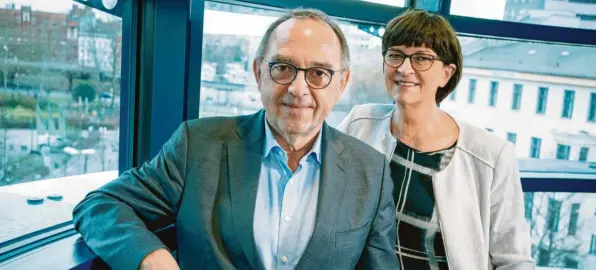  ?? Foto: Kay Nietfeld, dpa ?? Norbert Walter‰Borjans und Saskia Esken führen die SPD als Parteichef­s ins Wahljahr. Mit ihrem Programm rücken sie klar von der CDU ab.