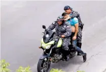  ??  ?? Detencione­s. Agentes trasladan a uno de los detenidos durante el asalto que militares llevaron a cabo.