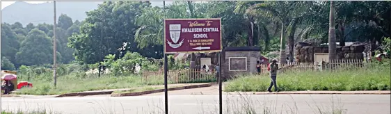  ?? (Pic: Phiwase Phungwayo) ?? A sign board showing the entrance to Matsapha Central Primary School, where a pupil reportedly died after participat­ing in a sporting activity.