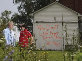  ?? RICHARD LAUTENS/TORONTO STAR ?? Photograph­er Richard Lautens tried to capture images that told the story of the trauma Paul and Brett Alford-Jones experience­d, in addition to showing the hateful graffiti they discovered on their garage.