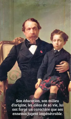  ??  ?? Napoléon III (1808-1873) tenant le prince impérial (1856-79) sur ses genoux ; portrait d’époque anonyme.