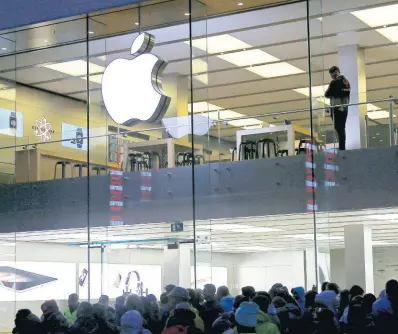  ?? AP ?? In this September 25, 2015 photo, people wait in front of the Apple store in Munich, Germany.