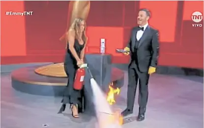  ??  ?? Jennifer Aniston y Jimmy Kimmel, en una broma que se fue de control, durante los Emmy