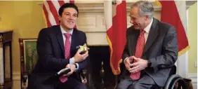  ??  ?? Samuel García se reunió con el gobernador de Texas, Greg Abbott.