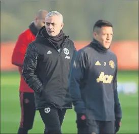  ?? FOTO: GETTY ?? Mourinho, con Alexis en el entrenamie­nto de ayer en Carrington