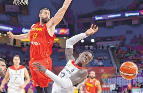  ?? FOTO: IMAGO ?? Bild mit Symbolchar­akter: Spaniens bester Werfer Marc Gasol (28 Punkte; links) behält die Oberhand gegen Deutschlan­ds besten Werfer Dennis Schröder (27 Punkte).