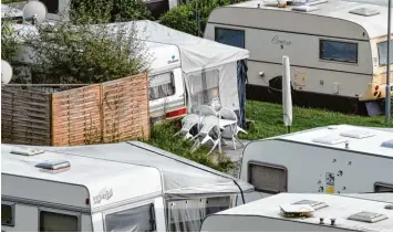  ?? Foto: Felix Kästle, dpa ?? Grenzenlos­e Freiheit auf vier Rädern: Die Campingbra­nche boomt und auch das Verreisen in Wohnmobil oder Wohnwagen wird immer beliebter.