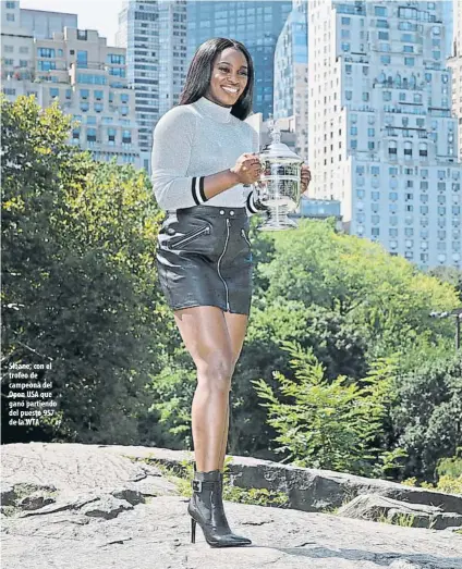  ?? AP ?? Sloane, con el trofeo de campeona del Open USA que ganó partiendo del puesto 957 de la WTA