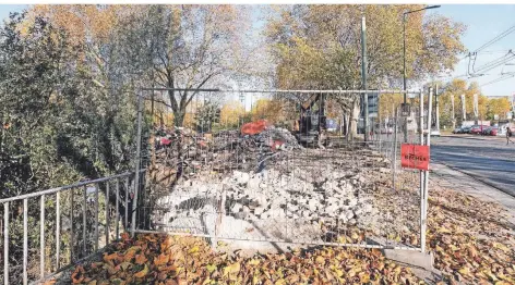  ?? FOTO: STEFAN AREND ?? Vor ein paar Tagen wurde das alte Luwen-Haus in Ruhrort abgerissen. Was mit dem Gelände nun passiert bleibt unklar.