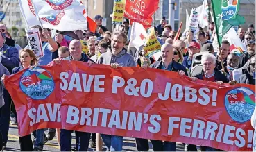  ?? Gareth Fuller ?? People protest on Snargate Street in Dover after P&O Ferries suspended sailings and handed 800 seafarers immediate severance notices