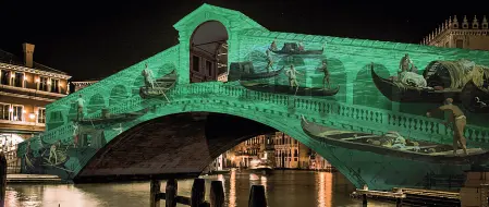  ??  ?? Passeggiat­e in centro
In alto due immagini del centro di Mestre ieri pomeriggio (foto Errebi). A fianco il ponte di Rialto come apparirà dal 5 dicembre giorno in cui cominceran­no le videoillum­inazioni dedicate ai grandi del passato