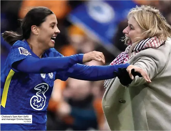  ?? YUI MOK ?? Chelsea’s Sam Kerr (left) and manager Emma Hayes