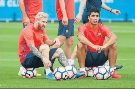  ?? MIGUEL RUIZ / FC BARCELONA ?? Leo Messi y Luis Suárez, intocables para Luis Enrique, descansand­o durante el entrenamie­nto de ayer