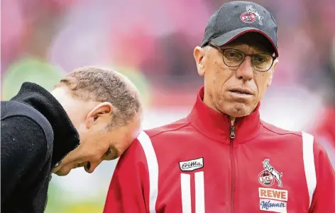  ?? FOTO: DPA ?? Dieses Foto von Kölns Manager Jörg Schmadtke und Peter Stöger entstand gestern bereits vor der Partie.