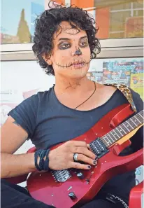  ??  ?? Víctor García, conocido como “el vampiro”, ama el rock y la música