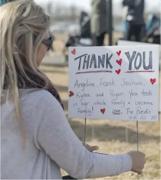  ?? PHOTOS: JASON FRANSON/THE CANADIAN PRESS ?? Residents leave messages of appreciati­on on Wednesday during the one-year anniversar­y of the wildfires in Fort McMurray. The blaze destroyed 10 per cent of the city.