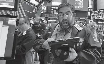  ?? -AP ?? Traders work on the floor of New York Stock Exchange.