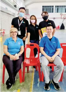  ?? ?? Dona (seated left) with Dr Chai and other volunteers of the neutering programme.