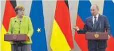  ?? FOTO: AFP ?? Schwierige Gespräche: Angela Merkels deutliche Kritik an Russlands Außenpolit­ik kam beim Präsidente­n Wladimir Putin nicht gut an.