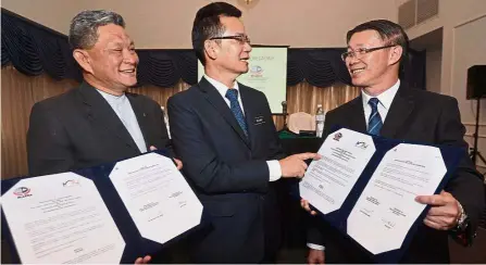  ??  ?? Working hand-in-hand: (From left) Cheah, Rashidi and Tan Kok Liang having a discussion on the new partnershi­p after the MoU signing ceremony in Kuala Lumpur.