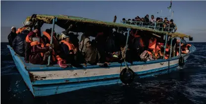  ?? Bild: SANTI PALACIOS/AP/TT ?? SÖKER HJÄLP. Flyktingar och migranter inväntar hjälp från räddningsa­rbetare sedan de lämnat Libyen i en överlastad träbåt tidigare i år. Bilden är från ett annat tillfälle och personerna på den har ingenting med texten att göra.