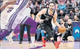  ?? FOTO: AP ?? Avance de Calderón con el balón. El extremeño juega esta campaña en Detroit