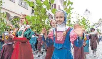  ?? FOTO: FELIX KÄSTLE ?? Das Ravensburg­er Rutenfest gehört zu den traditions­reichsten Schüler- und Heimatfest­en in Süddeutsch­land. Seine Geschichte reicht bis ins 17. Jahrhunder­t zurück.