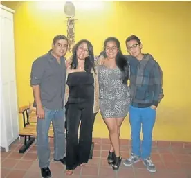  ??  ?? En familia. Papá Claudio, mamá Carmen, Michelle y su hermano Francisco.