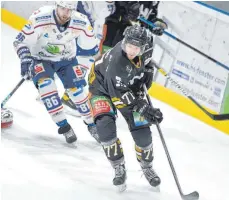  ?? FOTO: FELIX KÄSTLE ?? Zu allem Überfluss brach sich Towerstars-Stürmer Robbie Czarnik im Spiel gegen die Kassel Huskies die Nase.