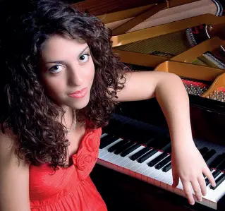 ??  ?? Enfant prodige Beatrice Rana, pianista pugliese, considerat­a tra i migliori talenti al mondo