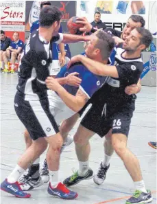  ?? FOTO: HKB ?? Am Wochenende beginnt bei den Handballer­n die Rückrunde. Dann werden die Spieler in den Zweikämpfe­n, wie hier beim Derby HSG RietheimWe­ilheim gegen die HSG Baar (dunkel), wieder hart zupacken.