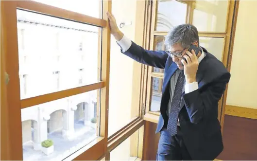  ?? ÁNGEL DE CASTRO ?? Arturo Aliaga habla por teléfono en su despacho del Gobierno de Aragón, el pasado miércoles.