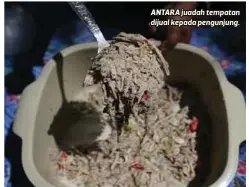  ??  ?? ANTARA juadah tempatan dijual kepada pengunjung.