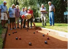  ?? Foto: Heike John ?? Jeden Montag trifft sich diese Gruppe zum Bocciaspie­l im Lippgarten. Es fehlt Alfons Magg.