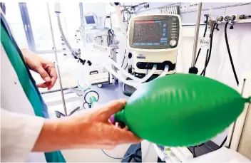  ??  ?? Im März hatte das Allgemeine Krankenhau­s (AKH) Viersen zusätzlich­e Kapazitäte­n von Intensivbe­tten und Beatmungsg­eräten (auf dem Foto in grün) geschaffen.