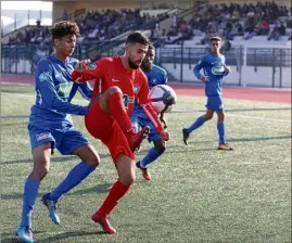  ??  ?? Devant leurs nombreux supporters, les Cagnois de Larbi (en rouge) ont failli créer l’exploit face au leader de National . (Photo Eric Ottino) Rosette Germano : « Fière de mes joueurs »