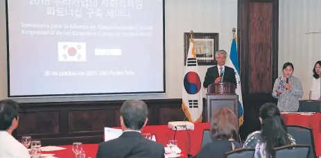  ?? FOTOS: JORGE GONZALES ?? AMBIENTE. El embajador Shin Seung-ki dio las palabras de bienvenida en el seminario de empresas coreanas.