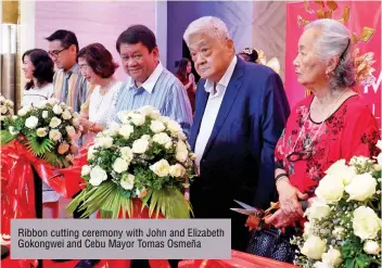  ??  ?? Ribbon cutting ceremony with John and Elizabeth Gokongwei and Cebu Mayor Tomas Osmeña