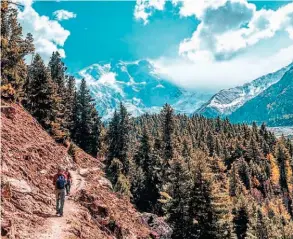  ??  ?? El trekking de Fairy Meadows es espectacul­ar y de dificultad media alta. Culmina en el campamento base del Nanga Parbat, que cierra la Pradera de las Hadas.