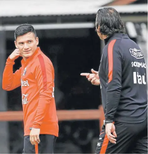  ??  ?? ► Charles Aránguiz y Juan Antonio Pizzi, durante un entrenamie­nto en Juan Pinto Durán.