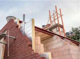  ??  ?? Above left:
This clay block system features interlocki­ng profiles to reduce mortar requiremen­ts