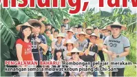  ??  ?? PENGALAMAN BAHARU: Rombongan pelajar merakam kenangan semasa melawat kebun pisang di Chi-San.