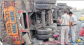  ?? MANOJ DHAKA/HT ?? Cops at the accident site on KMP Expressway in Jhajjar on Thursday.