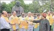  ?? VIPIN KUMAR/HT ?? TDP MPS protest at the parliament demanding special status for Andhra Pradesh in New Delhi on Wednesday.