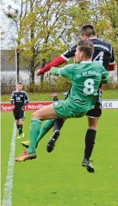  ?? Foto: Dieter Mack ?? Da hängen Nico Oefele (grünes Trikot) und der Memminger Maximilian Rupp ganz schön in der Luft. Wenn das mal keine unsanfte Landung gab ...